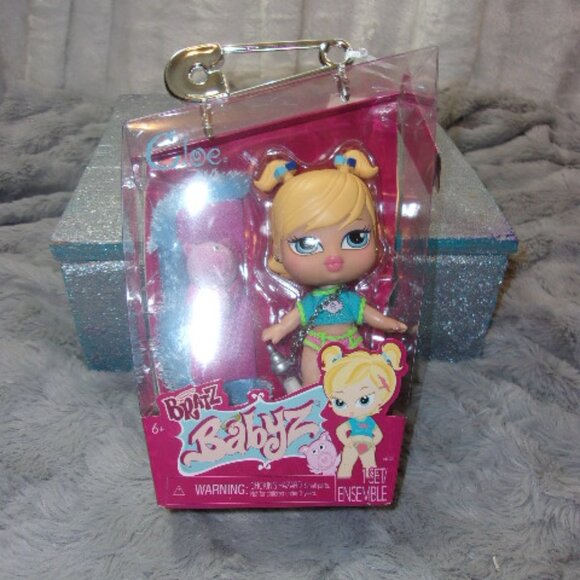 T-156 NEW SEALED 2023 BRATZ BABY CHLOE WITH ANGEL PIG DOLL - Picture 2 of 8